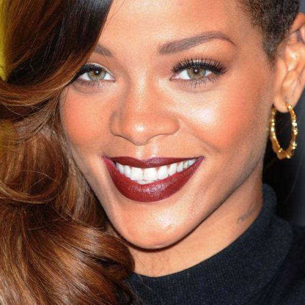Rihanna optou por uma vers?o do batom vermelho com fundo marrom durante um evento em Los Angeles em 2013
